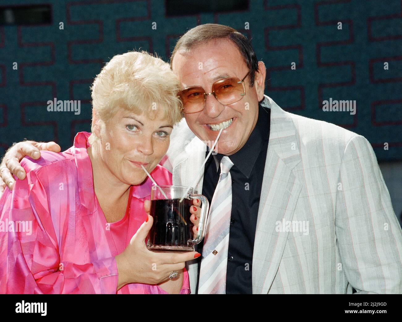 PAM St. Clement e Mike Reid che giocano Pat e Frank Butcher nella televisione sapone EastEnders. 16th agosto 1988. Foto Stock