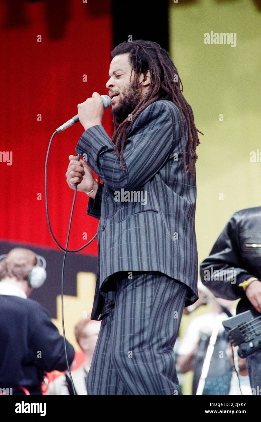 UB40 esibizione al concerto del Nelson Mandela 70th Birthday Tribute. Astro canto sul palco. Wembley Stadium, Londra, 11th giugno 1988. Foto Stock