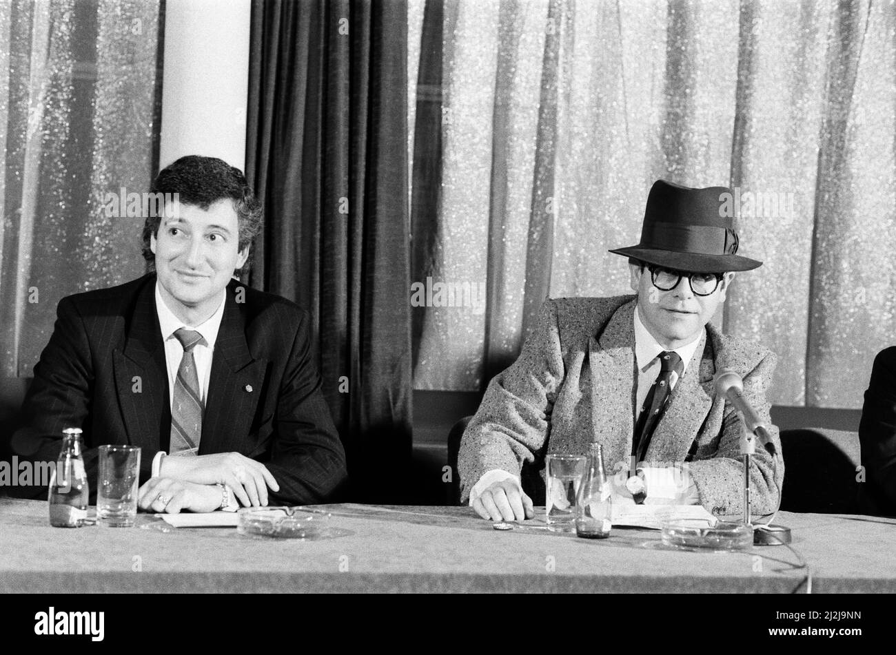 Da sinistra a destra, Paul White (da Hanover Drew) e Elton John, raffigurati durante una dichiarazione stampa sulla vendita di £2 milioni di Elton John di Watford FC. 8th dicembre 1987. Foto Stock