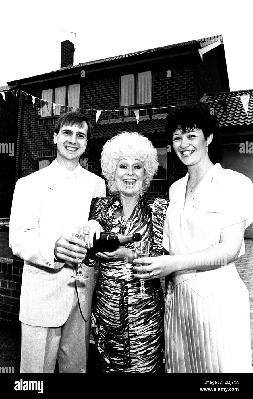 L'attrice Barbara Windsor propone un toast per il riscaldamento della casa ai costruttori di fai da te Allan e Linda Richards 7 giugno 1987. Alan e Linda erano tra una strada piena di persone che hanno costruito le loro case a Chirton Avenue, Marsden in South Shields. Foto Stock