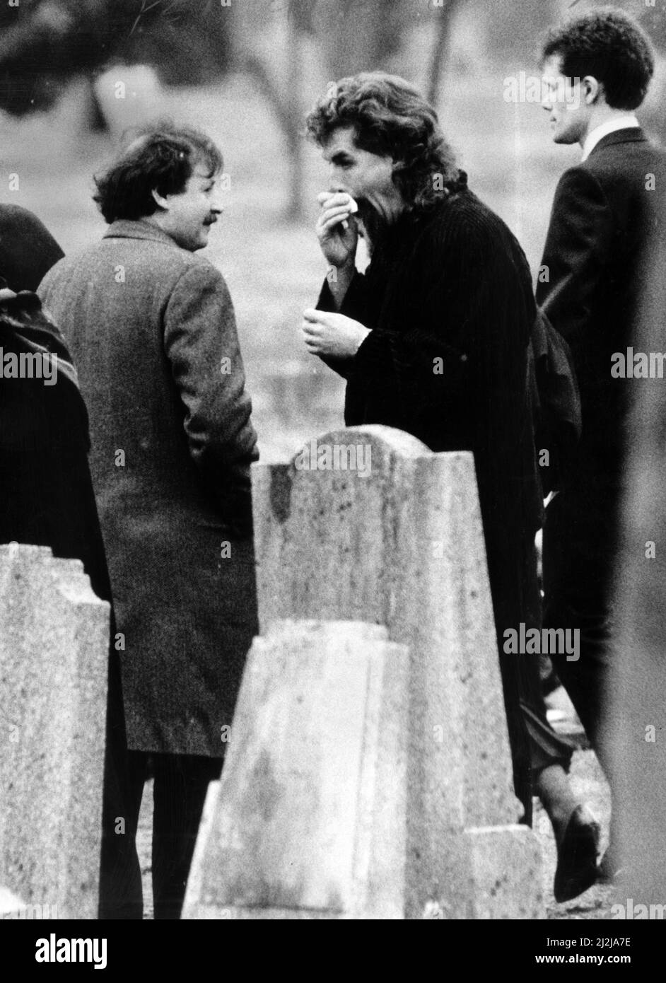 Billy Connolly, comico scozzese, musicista, presentatore e attore, raffigurato al funerale dell'amico, cantante folk Alex Campbell, Lambhill Cemetery, Glasgow, Scozia, 10th gennaio 1987. Foto Stock