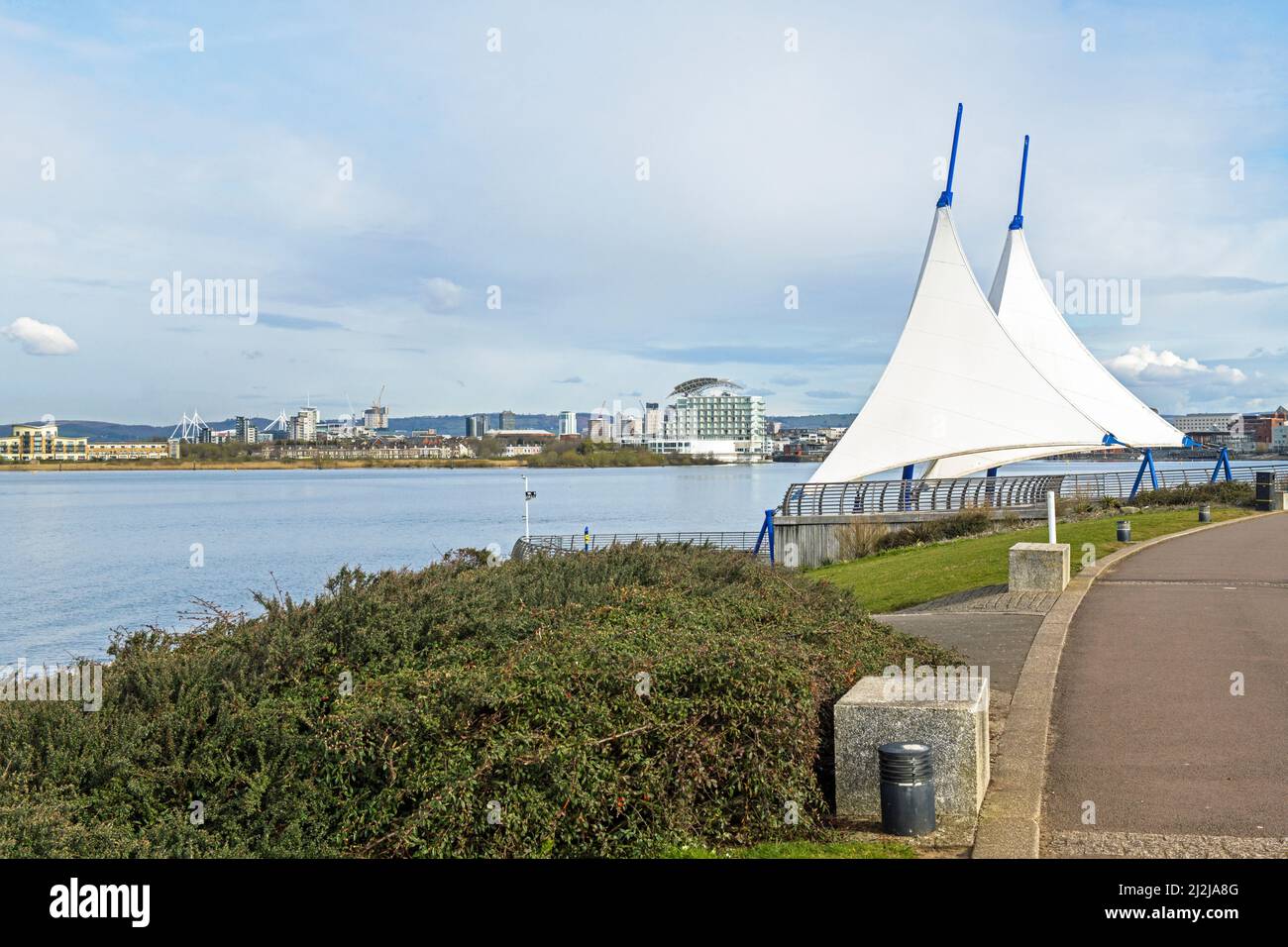 Cardiff Bay Barrage con le vele chiaramente in mostra per comemmorare il capitano Robert Falcon Scotts viaggio verso il Polo Sud Foto Stock