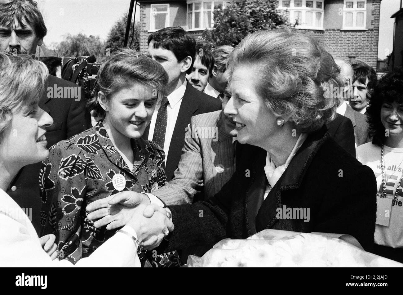 Il primo Ministro Margaret Thatcher ha condotto una campagna a Ealing con Harry Greenway. 30th maggio 1987. Foto Stock