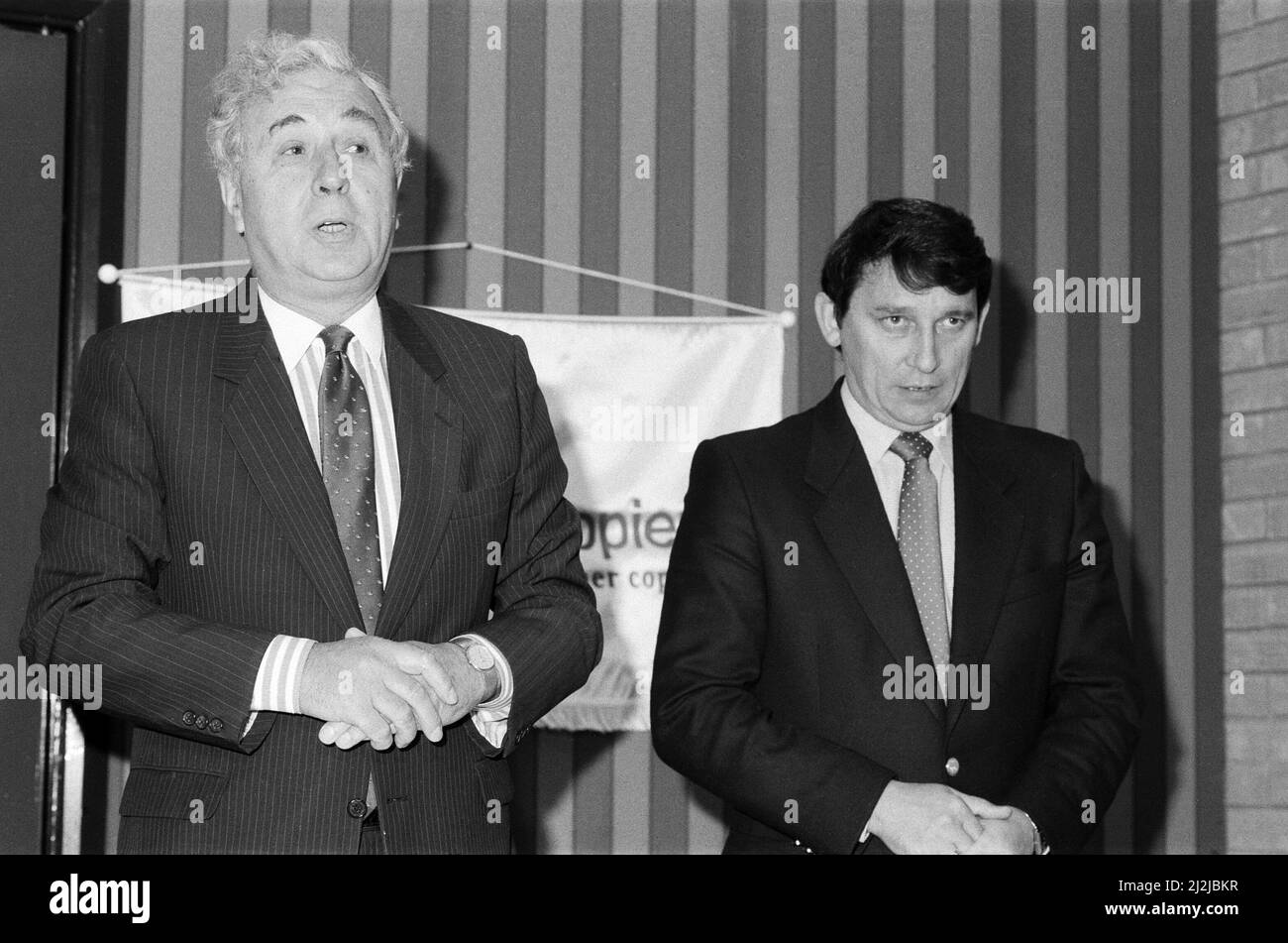 Graham Taylor entra a far parte di Aston Villa come Manager, raffigurato con il presidente della Villa Doug Ellis. 18th maggio 1987. Foto Stock