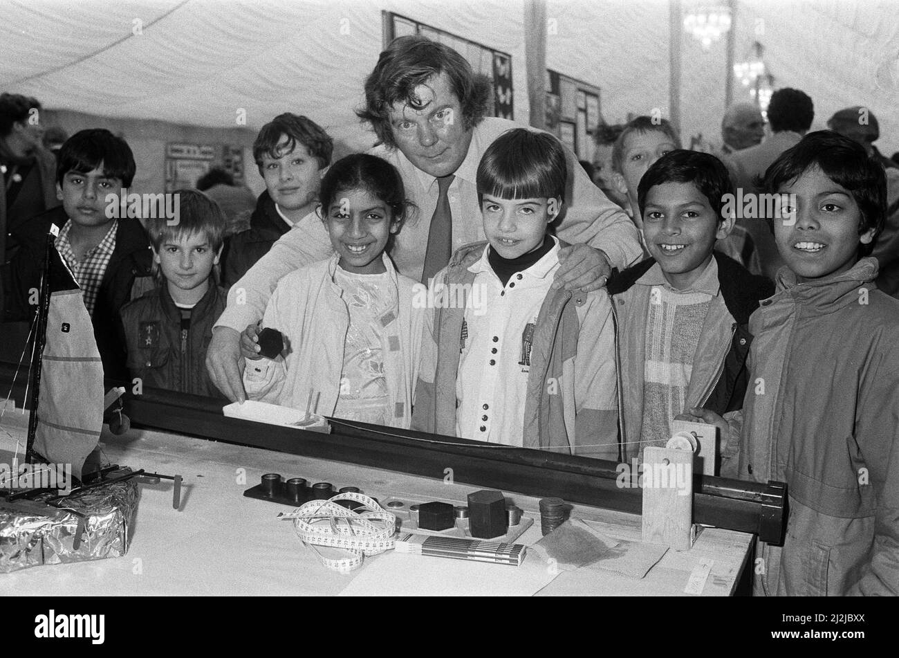 Una fiera della scienza e della tecnologia a Huddersfield, con più di 50 scuole elementari, è stata descritta da un esperto come la migliore esposizione del suo genere che abbia mai visto. All'evento sono in mostra mostre di giovani di età compresa tra i 3 e i 11 anni, finalizzate a promuovere gli studi in tutte le aule di Kirklees. La fiera è stata organizzata dal Primary Science and Technology Advisory Team del Kirklees Council, che ha lavorato con il personale e i bambini in oltre 200 scuole per due anni. Il signor Colin Wood della Lindley Junior School mostra il suo esperimento "pesi sulla barca". 19th ottobre 1988. Foto Stock