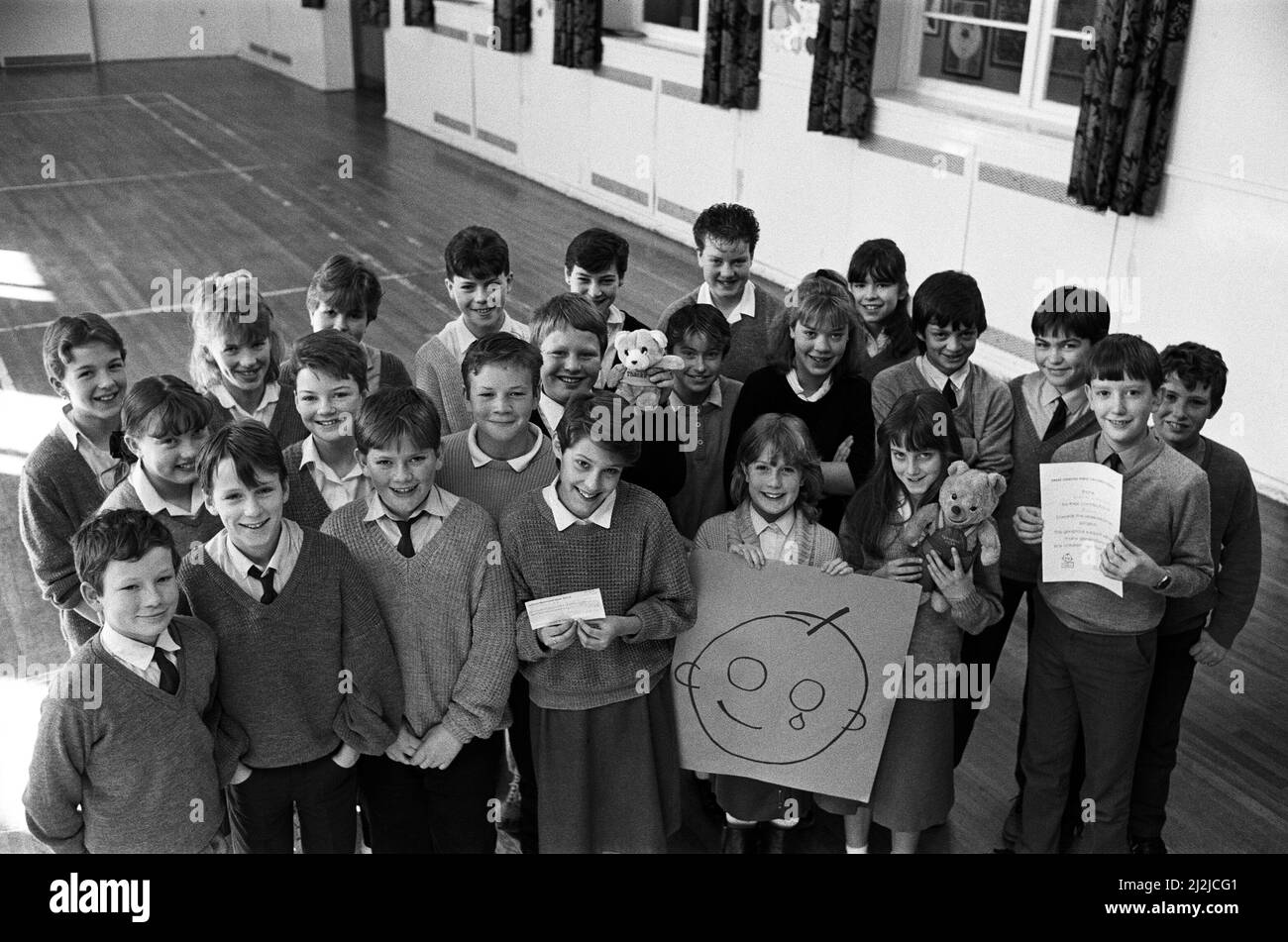 Gli alunni di grande cuore della Scissett Middle School hanno raccolto più di £300 persone per aiutare i bambini malati al London¿ Great Ormond Street Hospital. Gli allievi, che hanno guadagnato i contanti da carol che cantano ed eventi sponsorizzati, includono Alison Battye, che è visto tenendo l'assegno, Lucy e Clare Mitchell, Alison, Andrew, Robert ed Edward Pickford, Shereen e Charlotte Price, Peter Kitson, Chris Brown, Lucy Cooper. Louise Lockwood, Robin Simmons, David Swaine, Gillian Senior, Helen Reynolds, Joanne Hardcastle e Charlotte Fisher. 4th marzo 1988. Foto Stock