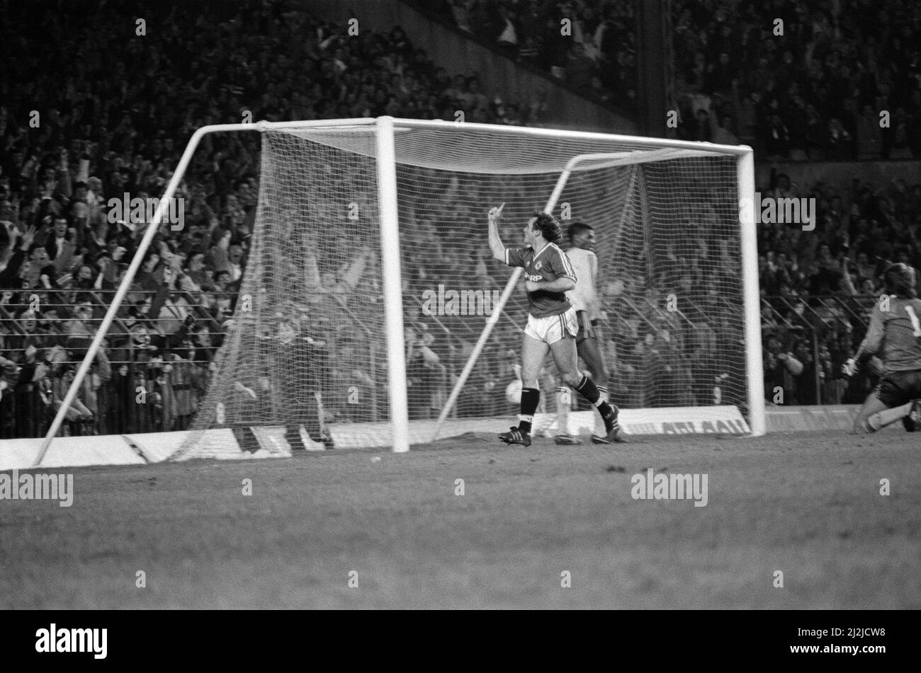 Manchester United 2-0 Arsenal, Old Division One, Old Trafford, gennaio 24th 1987.(Picture) Terry Gibson celebra il suo obiettivo dopo aver messo Uniti due nulli in su. Foto Stock