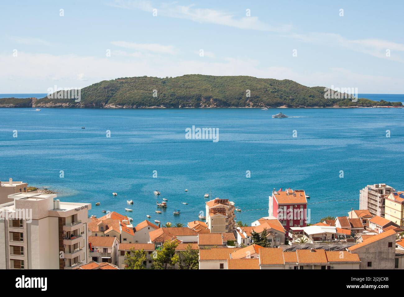 Vista aerea sul mare Adriatico in Riviera di Budva. Ubicazione luogo Rafailovici di fronte all'isola di San Nicola, Montenegro, Balcani Foto Stock