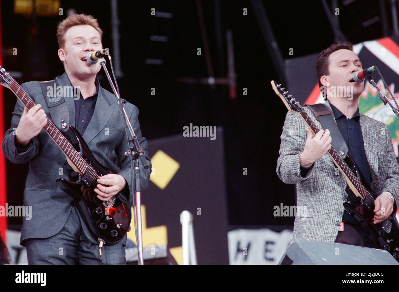 UB40 esibizione al concerto del Nelson Mandela 70th Birthday Tribute. Nella foto, Ali Campbell e Robin Campbell. Wembley Stadium, Londra, 11th giugno 1988. Foto Stock
