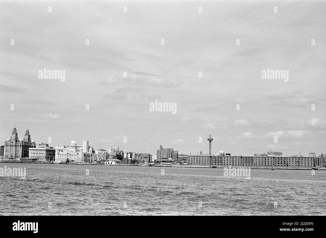 Il Pier Head, una posizione lungo il fiume nel centro della città di Liverpool, Inghilterra. Fa parte del Liverpool Maritime Mercantile City, patrimonio dell'umanità dell'UNESCO. Un trio di monumenti conosciuti collettivamente come le tre grazie, e che comprende il Royal Liver Building, il Cunard Building e il Port of Liverpool Building. 28th luglio 1988. Foto Stock