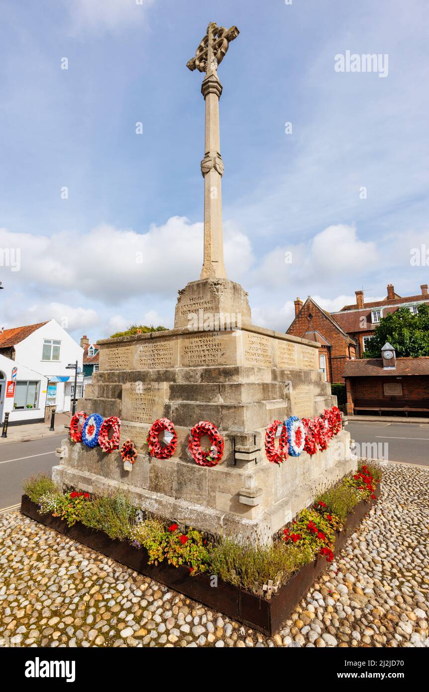 Il monumento commemorativo di guerra con ghirlande rosse di papavero nella piazza del mercato di Holt, una piccola città storica del mercato georgiano nel nord di Norfolk, Inghilterra, in una giornata di sole Foto Stock