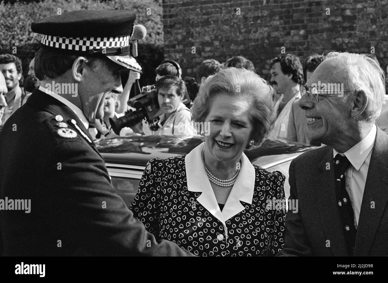 Il primo Ministro Margaret Thatcher visita Hungerford, Berkshire, dopo un assedio di armi nella città il giorno prima. L'evento divenne noto come massacro di Hungerford. 20th agosto 1987. Foto Stock