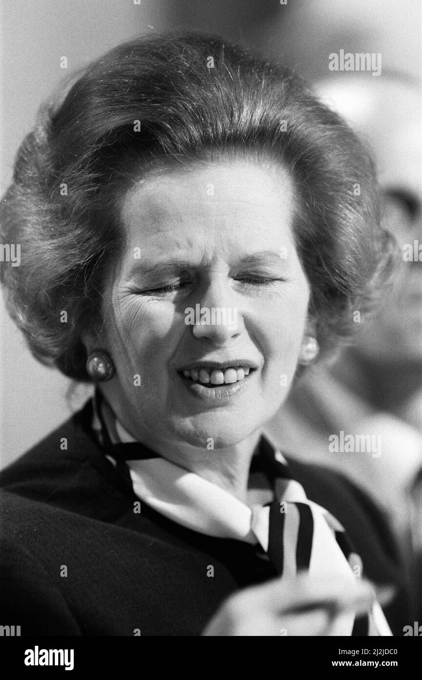 Il primo Ministro Margaret Thatcher svela il Manifesto del Partito Torio per le elezioni generali del 1987. 19th maggio 1987. Foto Stock