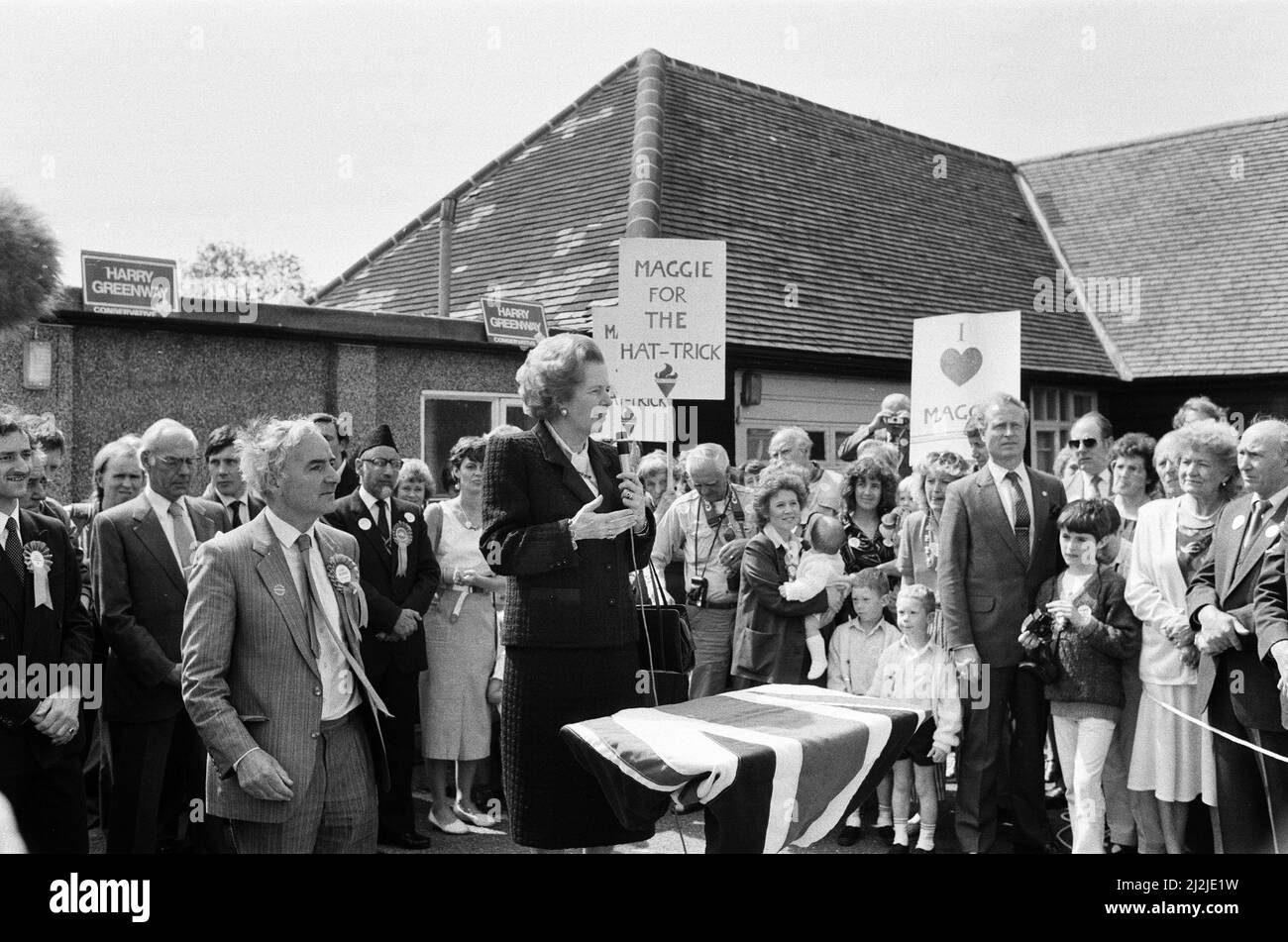 Il primo Ministro Margaret Thatcher ha condotto una campagna a Ealing con Harry Greenway. 30th maggio 1987. Foto Stock