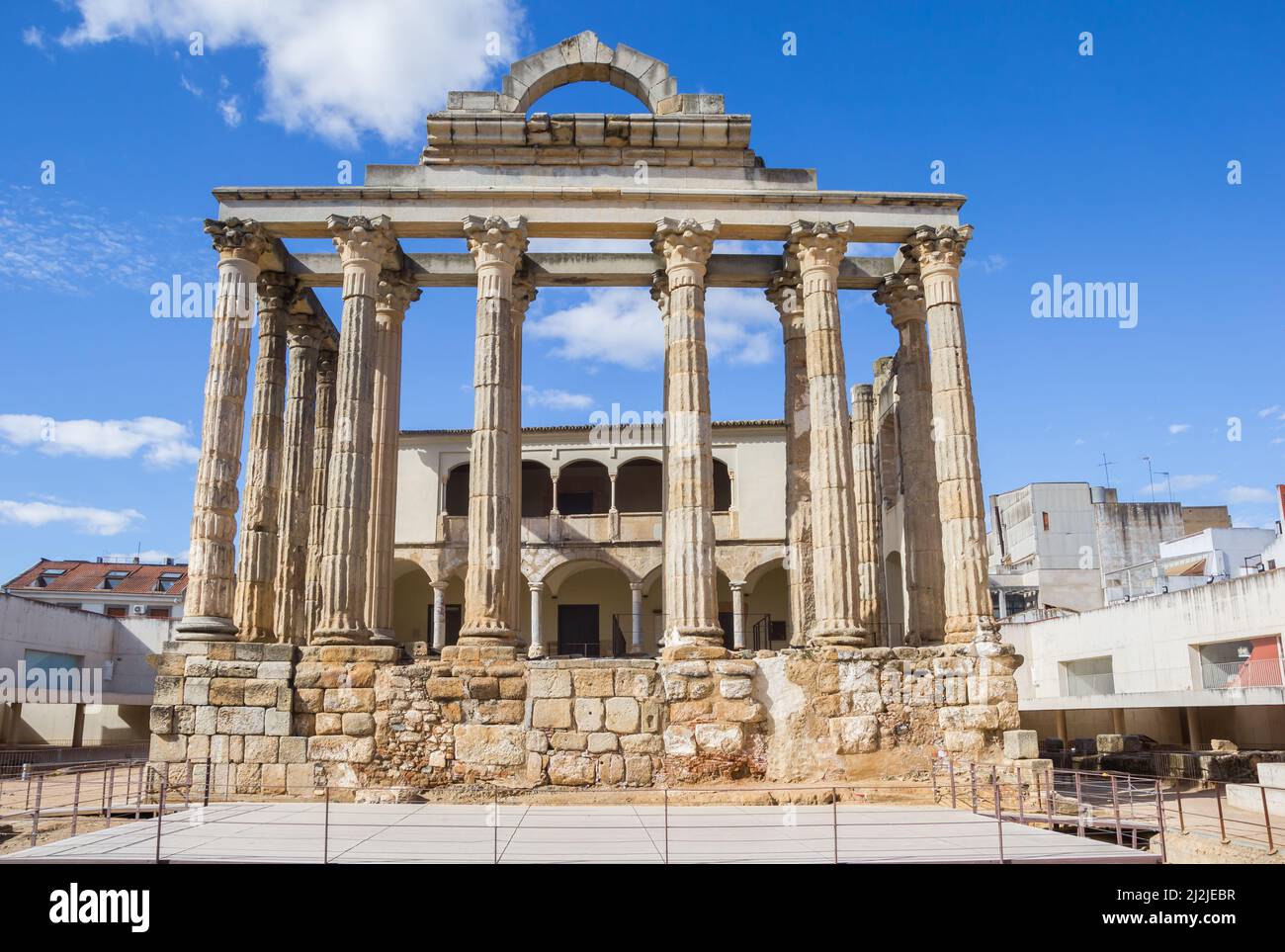 Vista frontale dell'antico tempio romano di Diana a Merida, Spagna Foto Stock