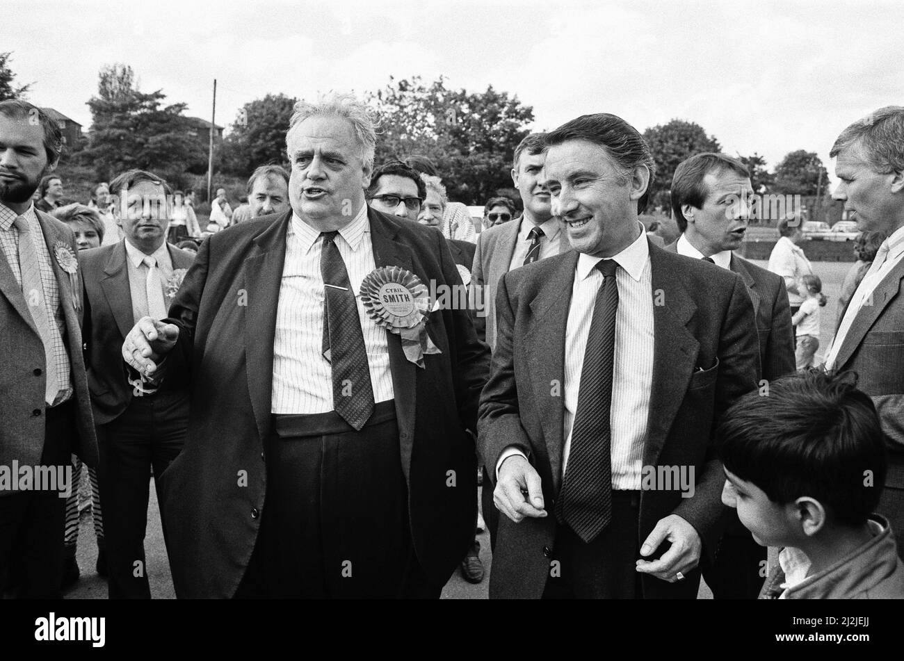 Cyril Smith e il leader liberale David Steel sulla campagna elettorale a Rochdale durante le elezioni generali del 1987. 31st maggio 1987 Foto Stock