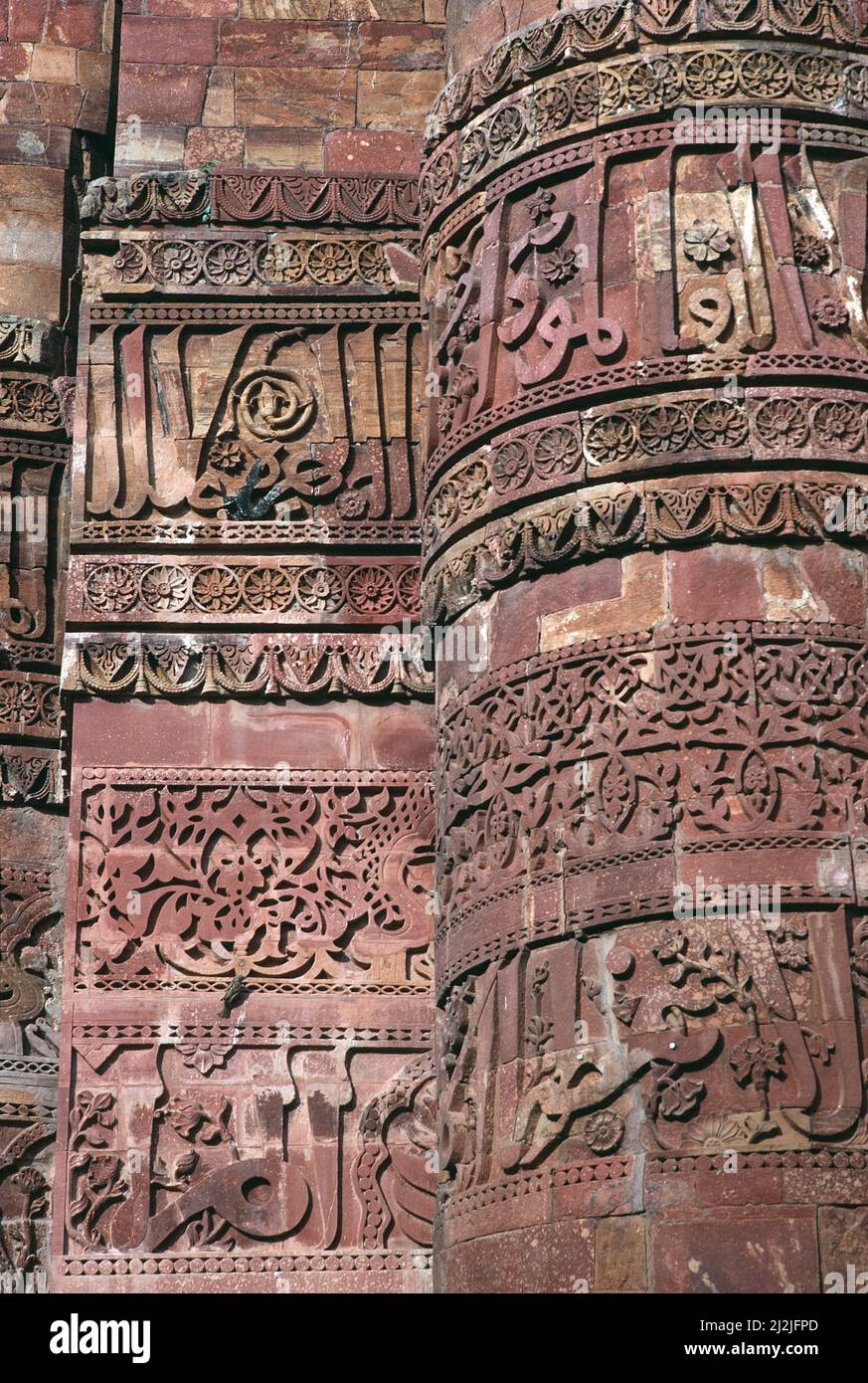 India. Delhi. Qutb Minar. Primo piano dettaglio di scultura in pietra. Foto Stock
