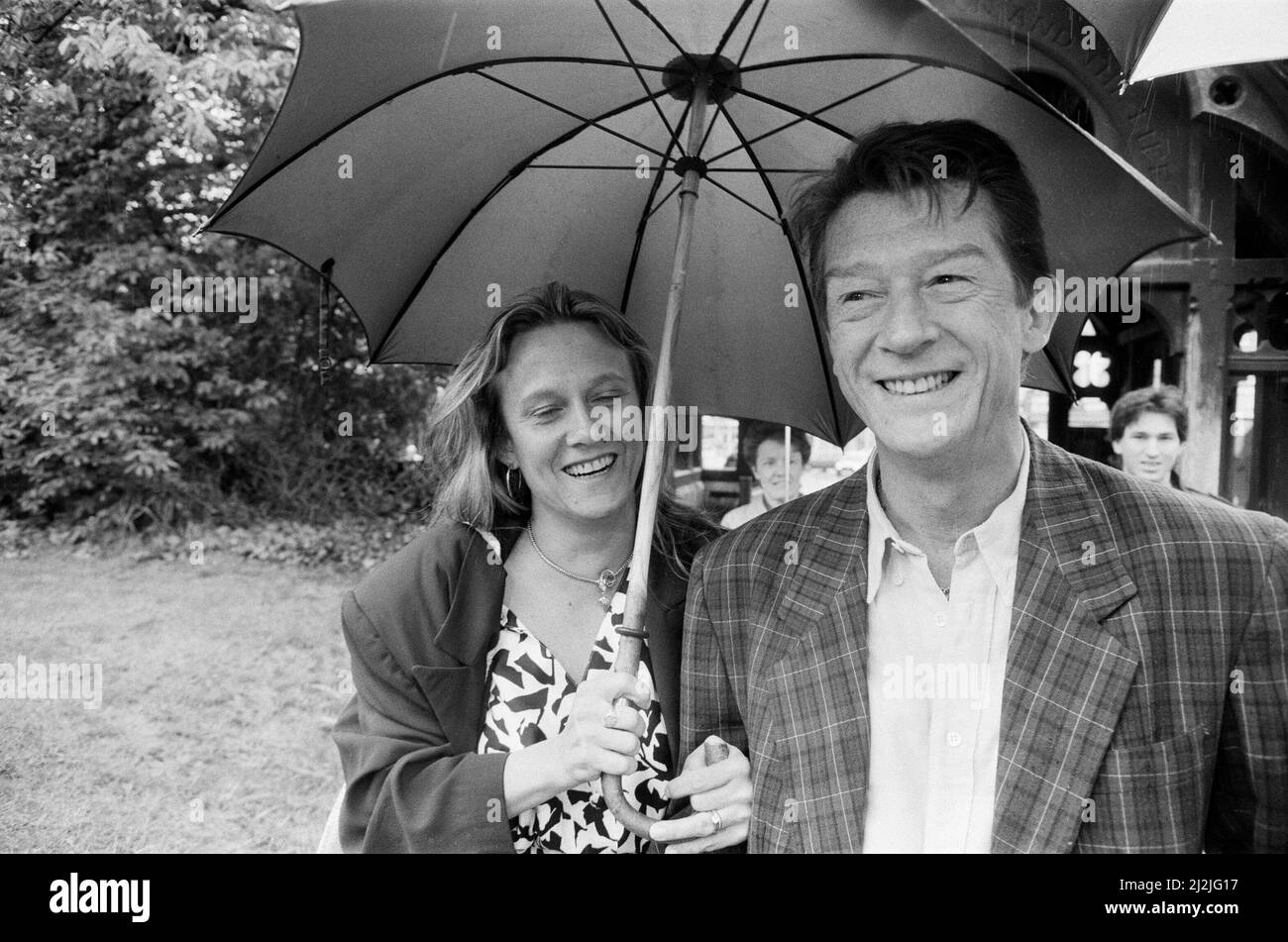John ferì con sua moglie Donna Peacock.John e Donna si sposarono dal 1984 al 1990. Donna era la moglie del 2nd di John Hurt. Qui sono raffigurati in un matrimonio di amici a Ealing, West London. Foto scattata il 23rd maggio 1987 Foto Stock