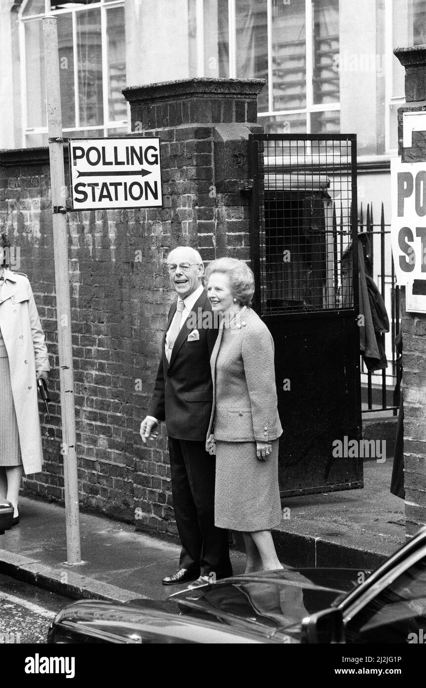 Il primo Ministro Margaret Thatcher ha condotto una campagna a Harrogate con suo marito Denis. 9th giugno 1987. Foto Stock