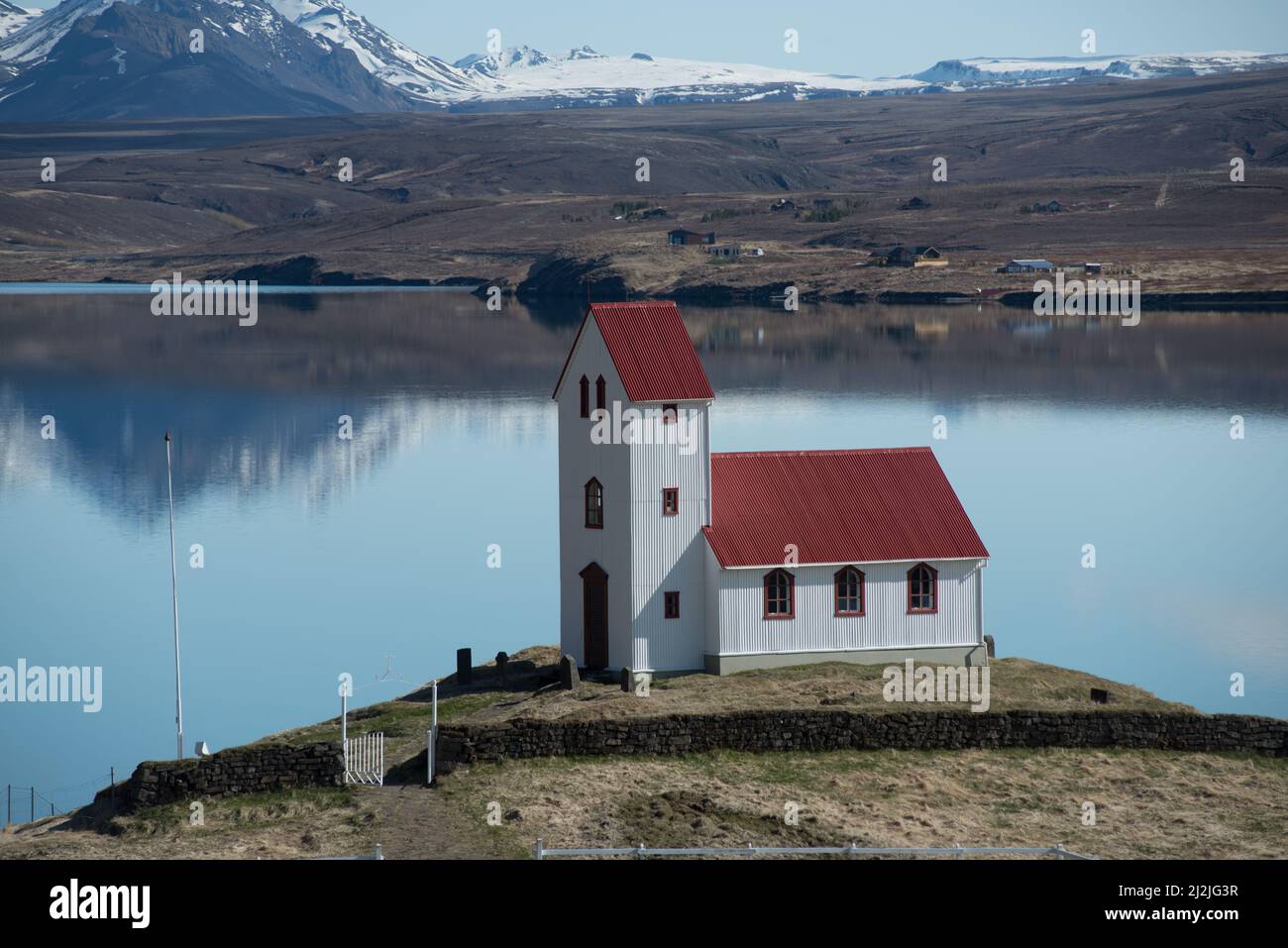 Cappella, con tetto rosso al lago Thingvallavatn, islanda Foto Stock