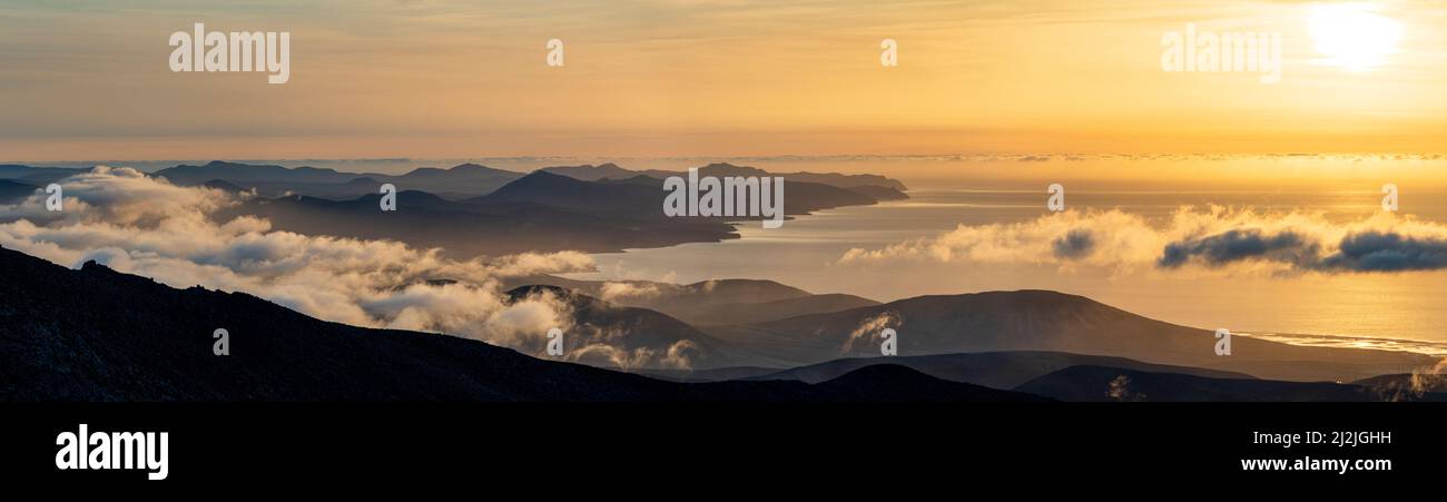 Vista aerea della penisola di Jandia e dell'oceano all'alba dal picco della montagna di Pico de la Zarza, Fuerteventura, Isole Canarie, Spagna Foto Stock