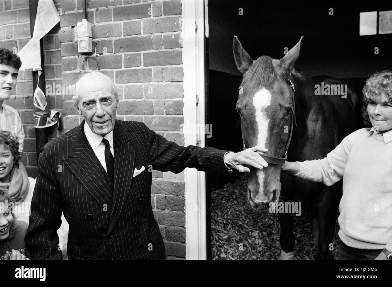 Vincitore del Grand National, Maori Venture e proprietario Jim Joel. Jim Joel era in vacanza in Sud Africa, ma tornò a salutare il suo Grand National victor presso le scuderie East Hendred di Andy Turnell nell'Oxfordshire. 5th aprile 1987. Foto Stock