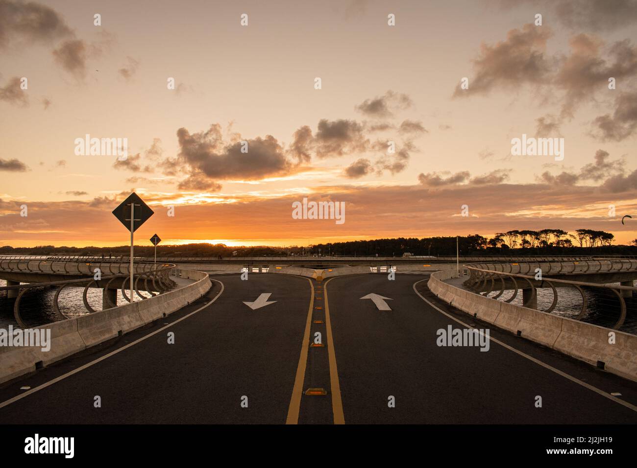 Ponte circolare in Uruguay al tramonto - Laguna Garzón Foto Stock