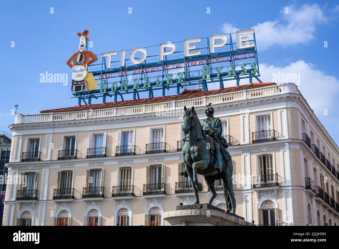 Statua di Carlos III e cartello al neon Tio Pepe a Madrid Centro, Spagna. Foto Stock