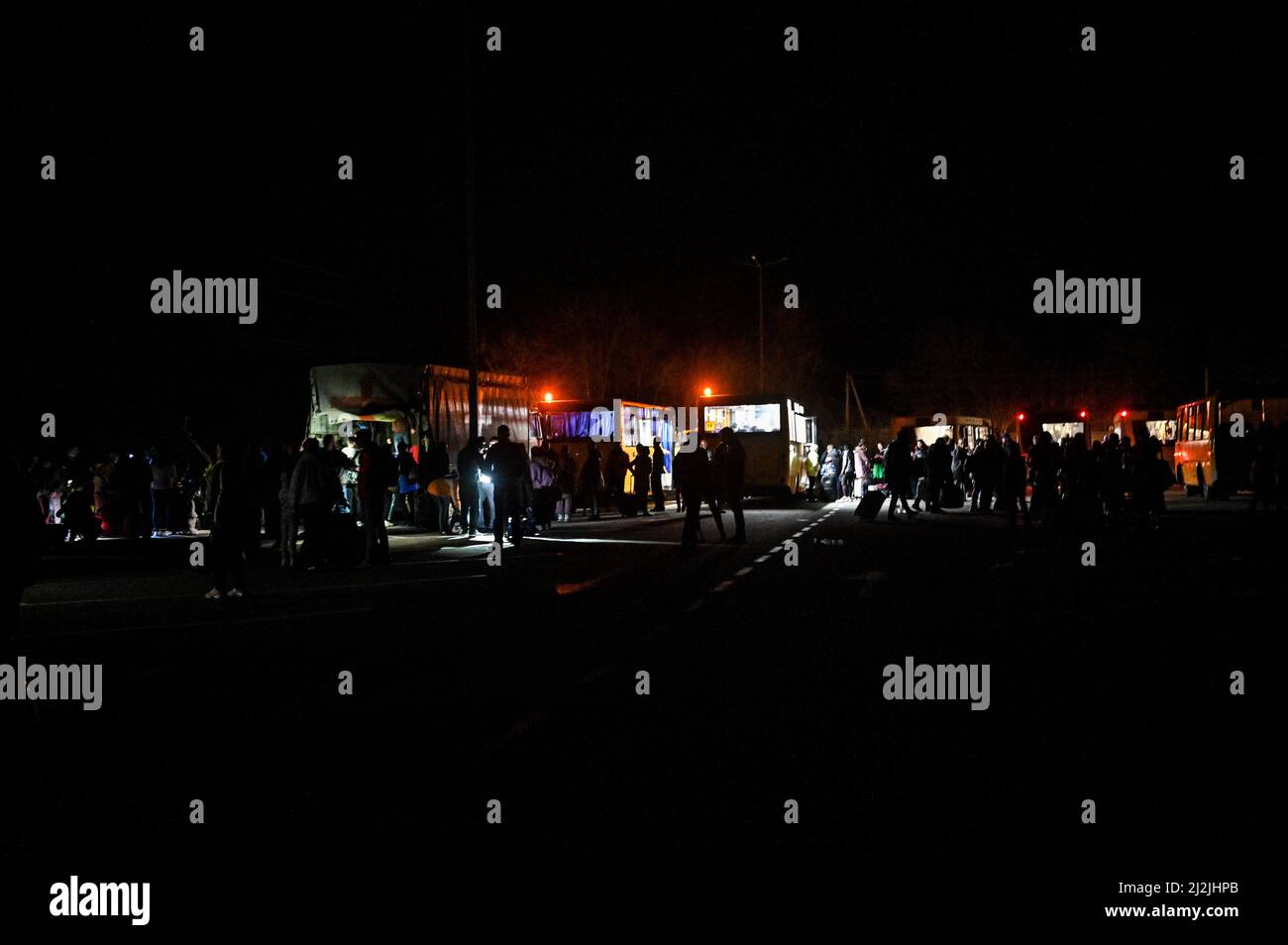 ZAPORIZHZHIA, UCRAINA - 1 APRILE 2022 - autobus che evacuano le persone temporaneamente occupate da Melitopol attraverso un corridoio umanitario sono raffigurati in Za Foto Stock