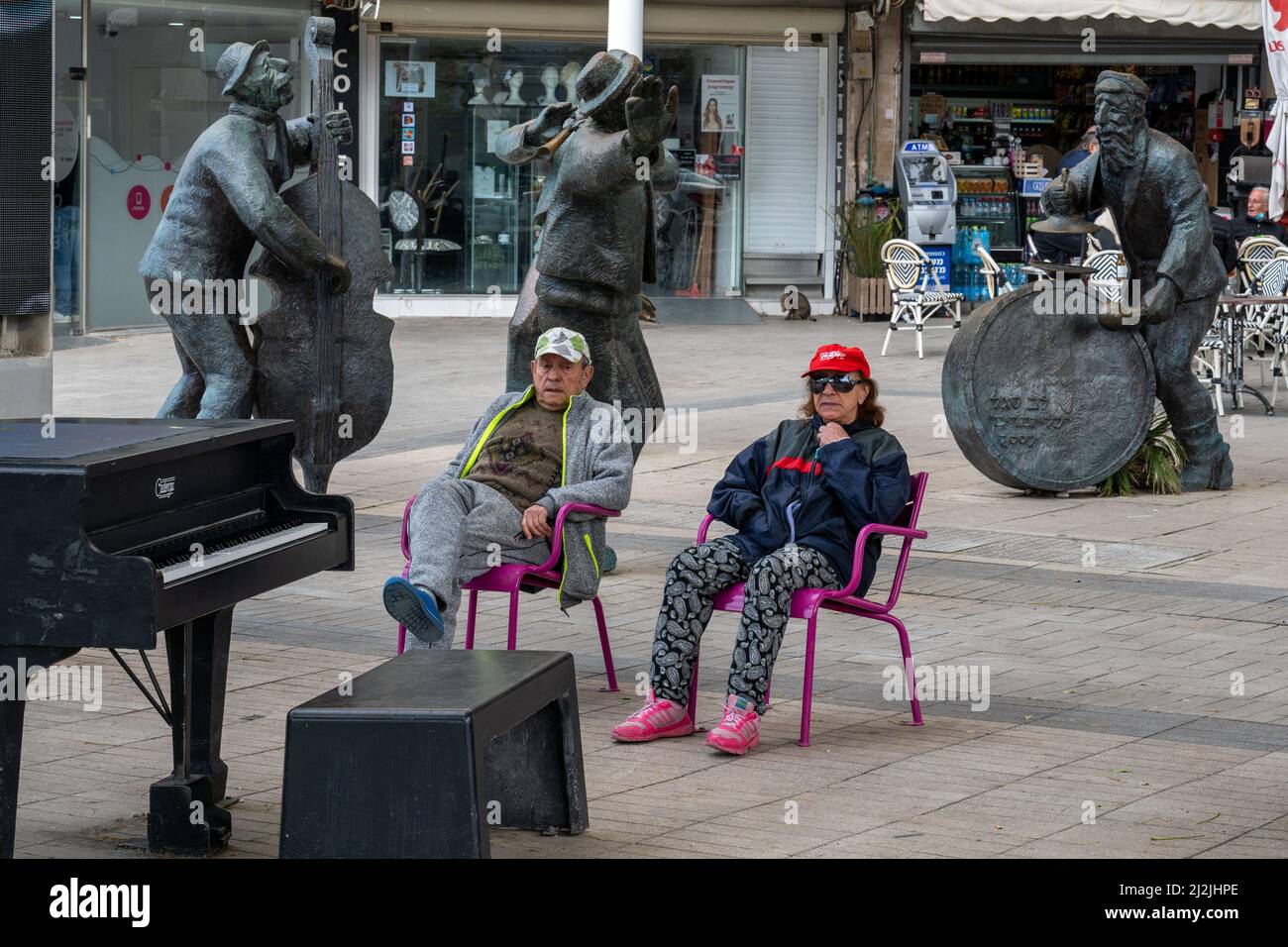 Netanya, Israele - 7 febbraio 2022: Composizione in bronzo di quattro musicisti dello scultore Lev Segal in via Herzel a Netanya. Primo piano. Foto Stock