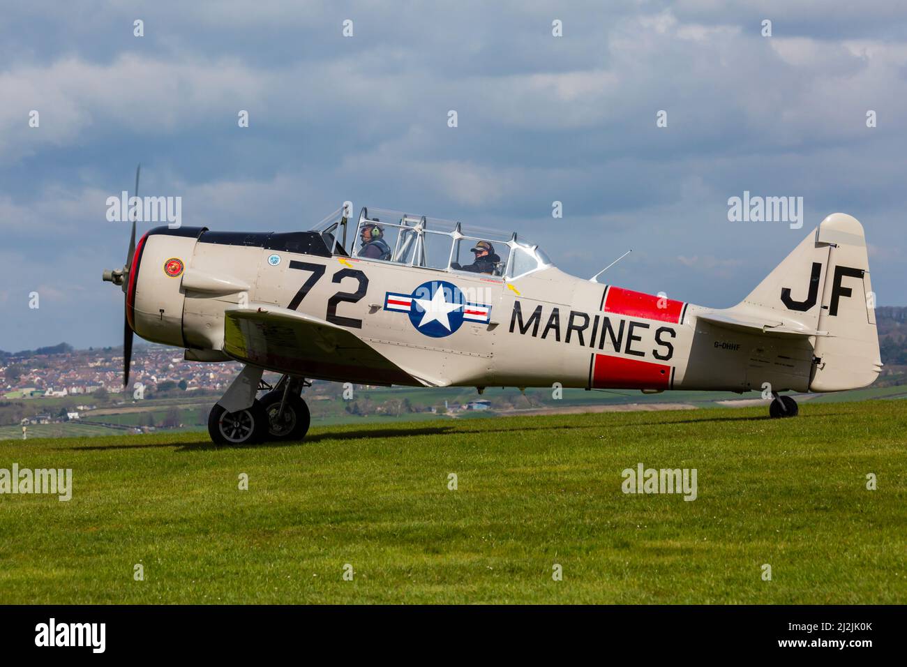 Compton Abbas, Dorset Regno Unito. 2nd aprile 2022. Tempo britannico: Velivoli leggeri , compresi alcuni vintage, prendono al cielo in una giornata soleggiata, ma fredda, a Compton Abbas Airfield nel Dorset. Harvard Warbird. Credit: Carolyn Jenkins/Alamy Live News Foto Stock