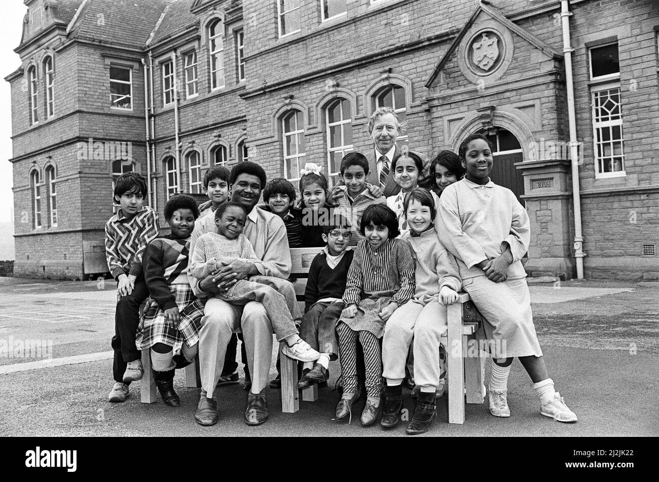 Sedendosi piuttosto... quello è Huddersfield responsabile dell'associazione caraibica il sig. Denzil Nurse e gli allievi della scuola di Spring Grove hanno visto provare fuori una nuova panchina insieme al sig. Dennis Shaw, responsabile di progetto della Comunità per tenere il Regno Unito ordinato. Il banco è stato realizzato per l'area di studi ambientali scolastici dai membri dell'associazione. La ditta di legname Garrards, di Great Northern Street, ha fornito il legno libero. Il gruppo Keep Britain Tidy e l'Associazione dei Caraibi hanno entrambi partecipato a una recente campagna di pulizia a Springwood che includeva lavori sul giardino urbano della scuola dove i giovani studiano insetti e uccelli. 9th A. Foto Stock