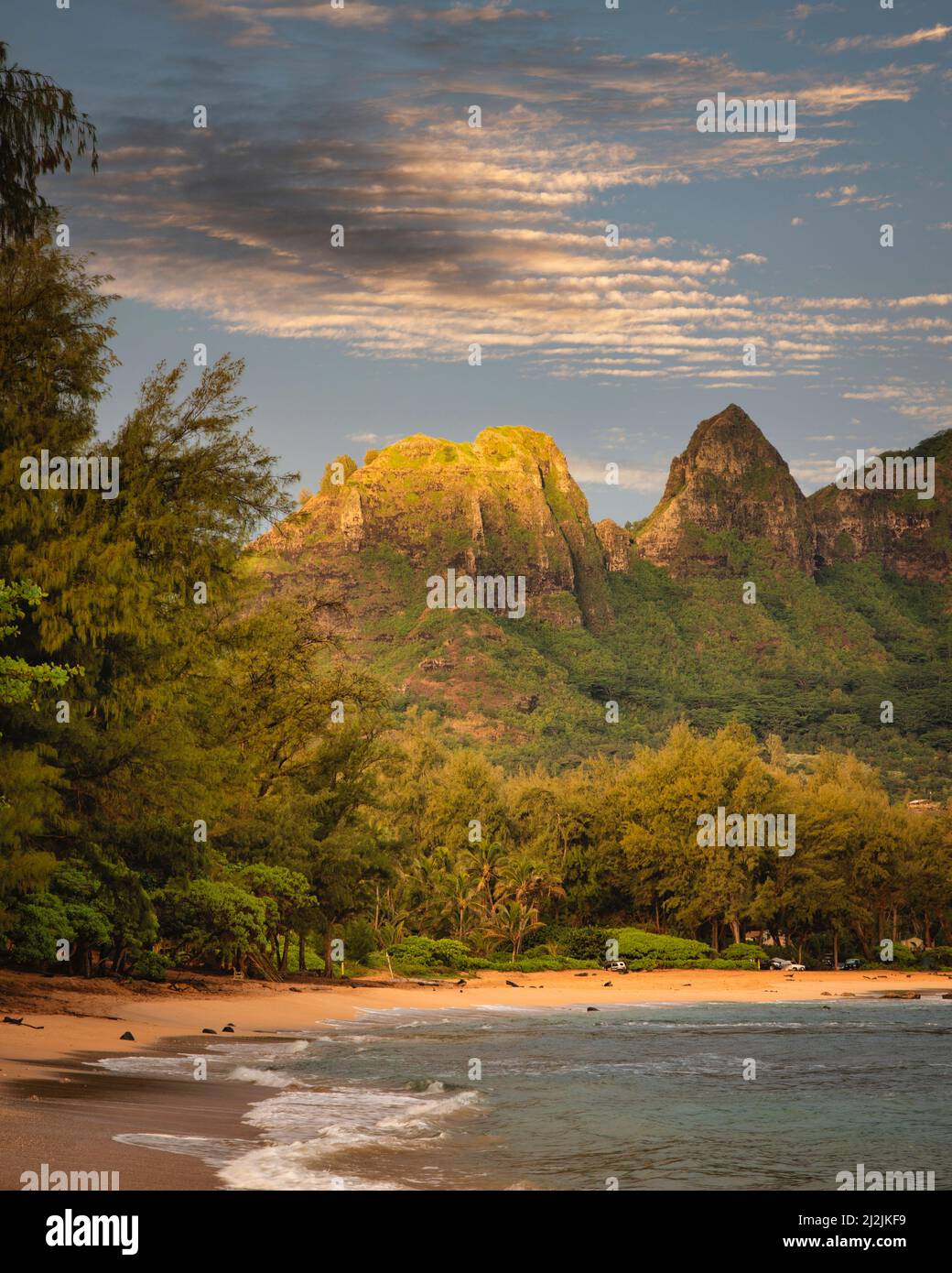 Il Kalalea Mountain Ridge sorge dietro la spiaggia di Anohola lungo la costa orientale di Kauai, Hawaii. Foto Stock