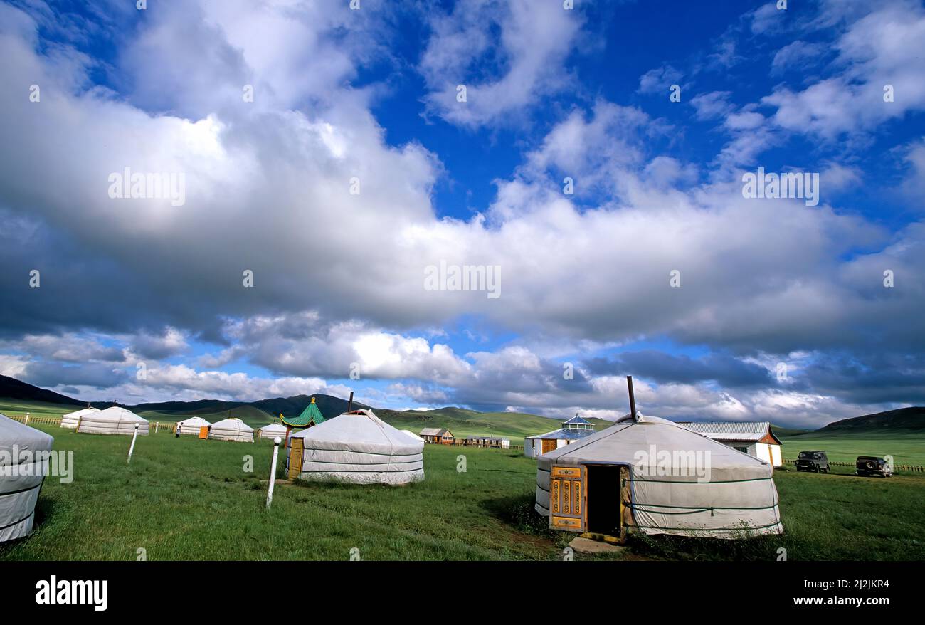 Mongolia. Un campo di Ger, la tenda nomade mongolica Foto Stock