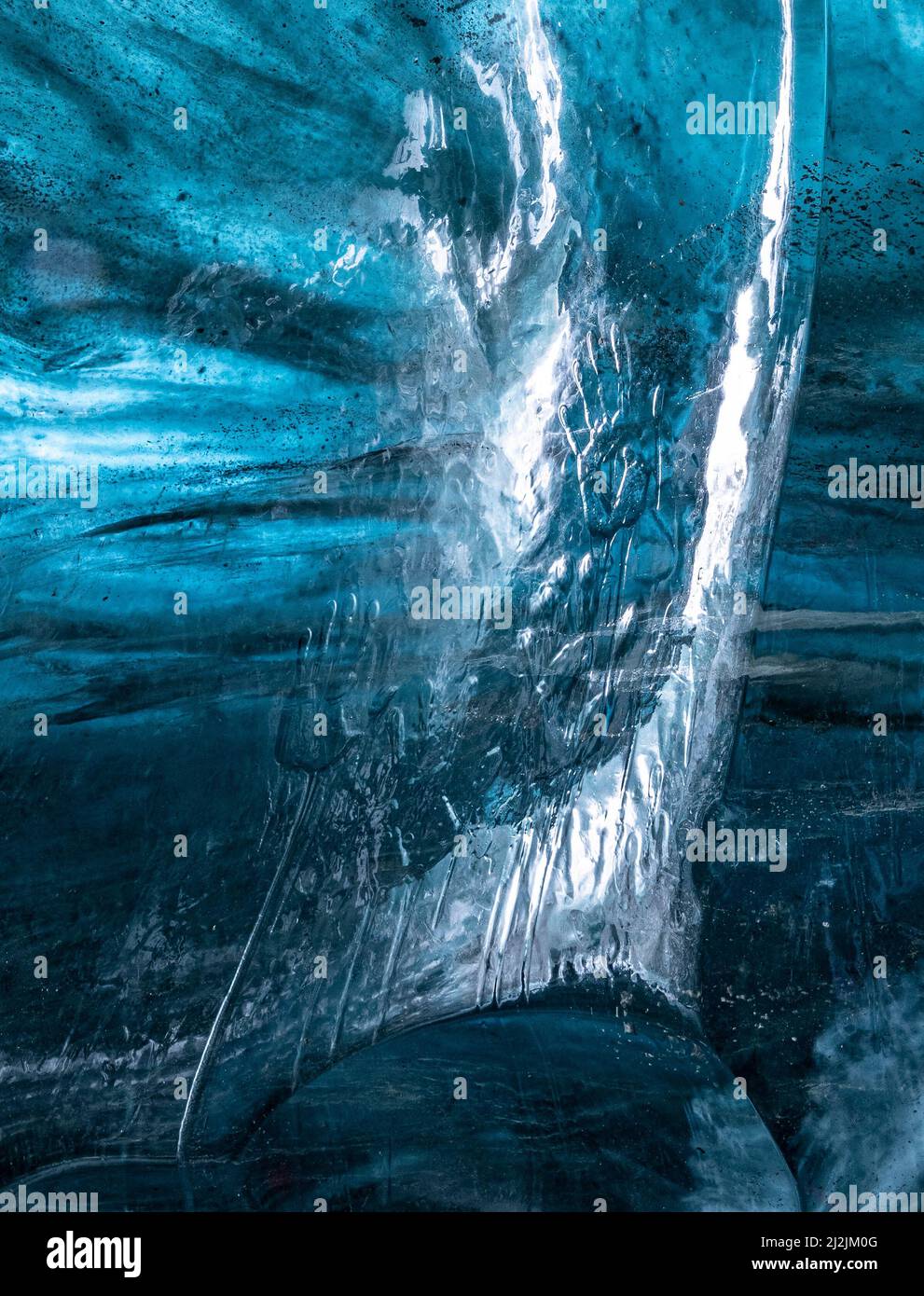 Impronte di ghiaccio nella grotta di ghiaccio, Breidamerkurjokull, un ghiacciaio di Vatnajokull, Islanda orientale. Foto Stock