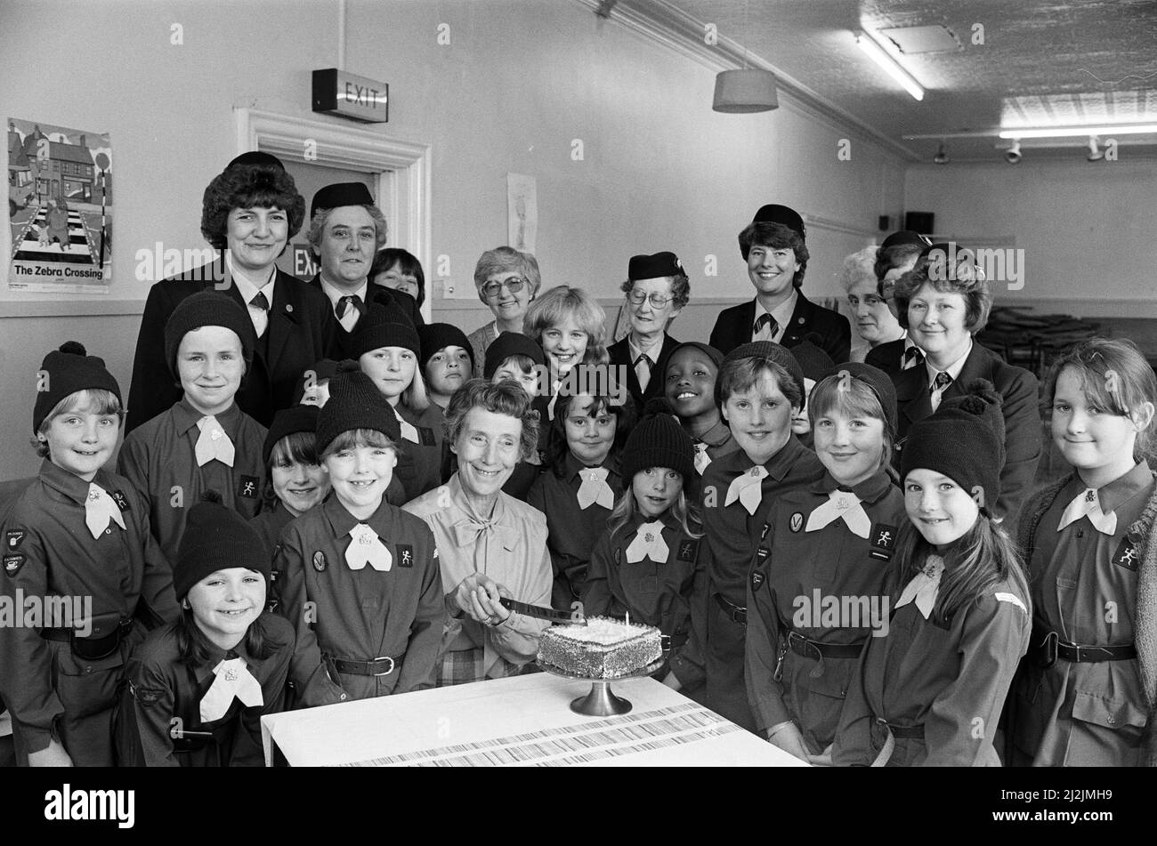 Il primo gufo marrone di Rawthorpe Brownies di 30 anni fa la signora Madelaine Lofthouse taglia la torta di compleanno 30th alle celebrazioni nella chiesa di Rawthorpe Hall. La signora Lofthouse era una delle due ex gufi marroni che frequentavano le celebrazioni di compleanno? L'altra è la onorevole Graham. Oggi Brown Owl è la signora Lorraine Sykes. Circa 24 membri dei 63rd Rawthorpe Brownies hanno goduto di giochi, un buffet e canti fuoco campo per celebrare i loro 30 anni. Un nuovo membro, Sarah Dulay, è stato iscritto e altri ospiti hanno incluso guide e capitani guida. 27th giugno 1987. Foto Stock