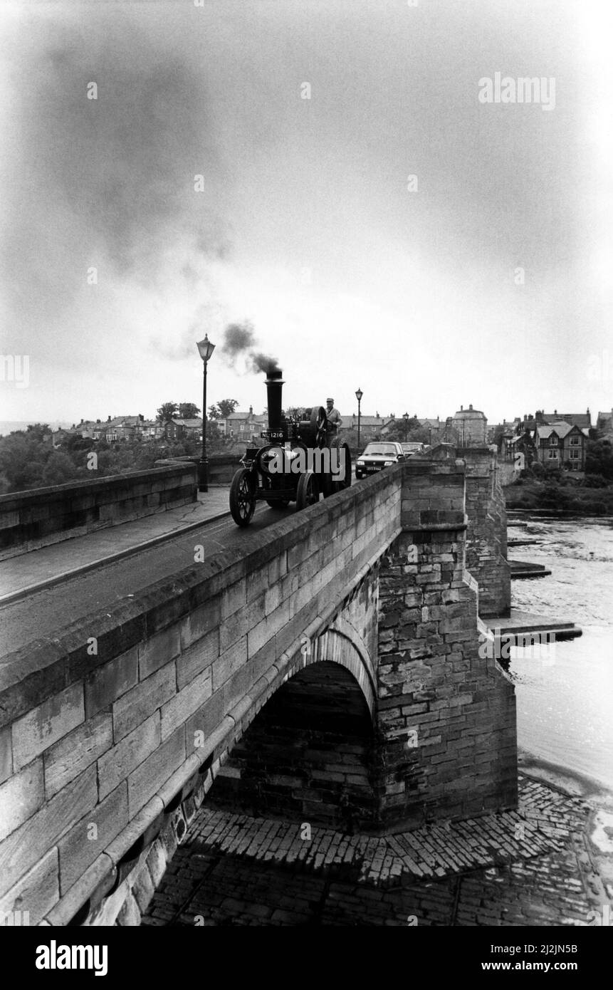 Un assaggio di nostalgia come uno dei motori che sta apparendo al Corbridge Steam Rally attraversa il grazioso vecchio ponte di pietra attraverso il Tyne a Corbridge il 12th giugno 1988 Foto Stock