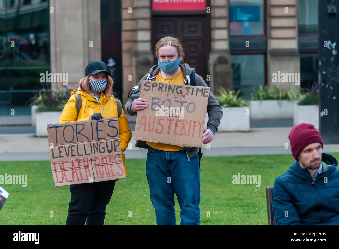 Glasgow, Scozia, Regno Unito. 2nd aprile 2022. Gli attivisti si riuniscono a George Square per protestare contro il crescente costo della vita. Credit: SKULLY/Alamy Live News Foto Stock