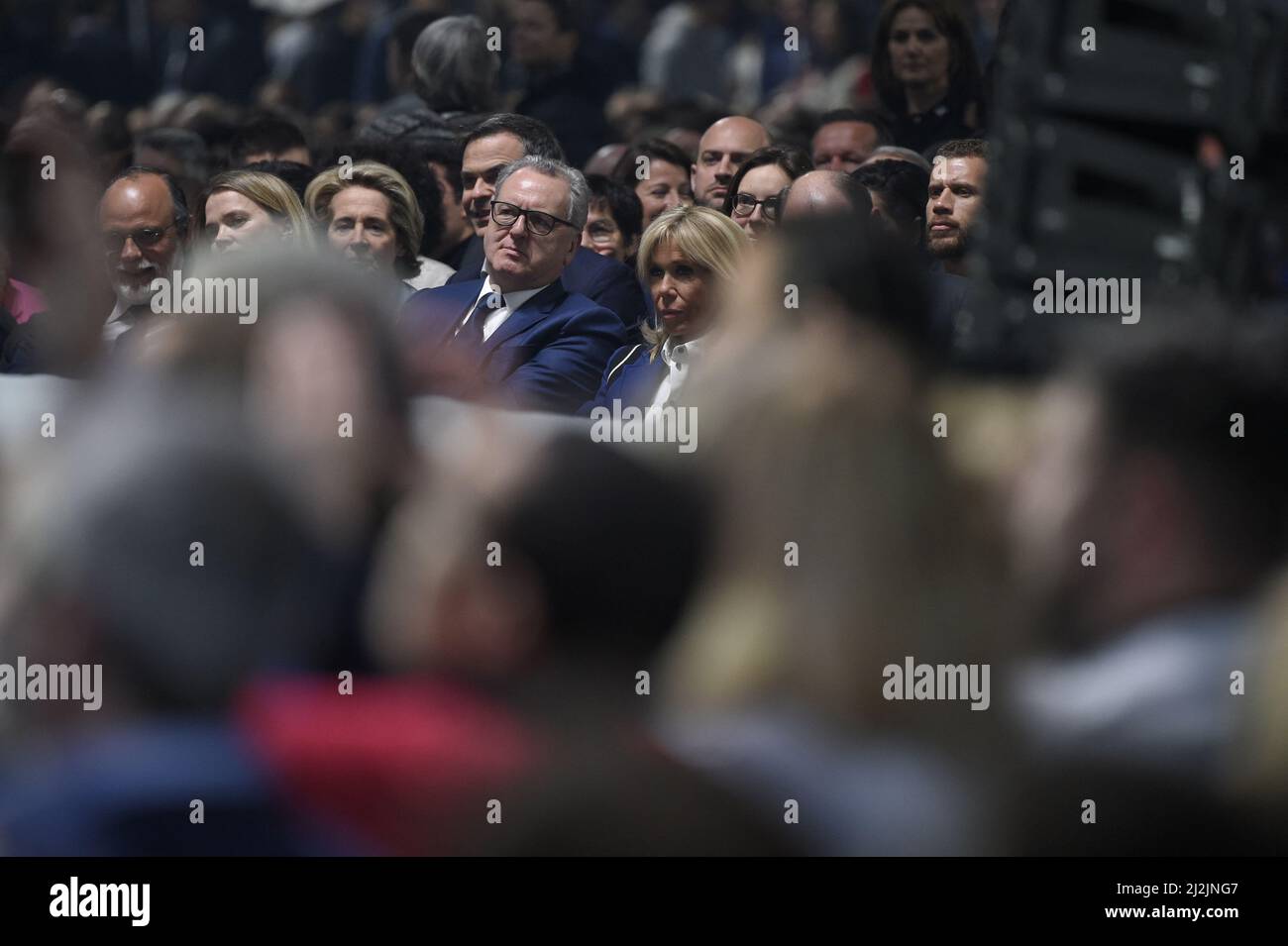 Brigitte Macron durante il primo raduno di campagna del presidente e  candidato francese della Repubblica delle Marche (LREM) per le elezioni  presidenziali, Emmanuel Macron alla Defense Arena, a la Defense, vicino  Parigi,