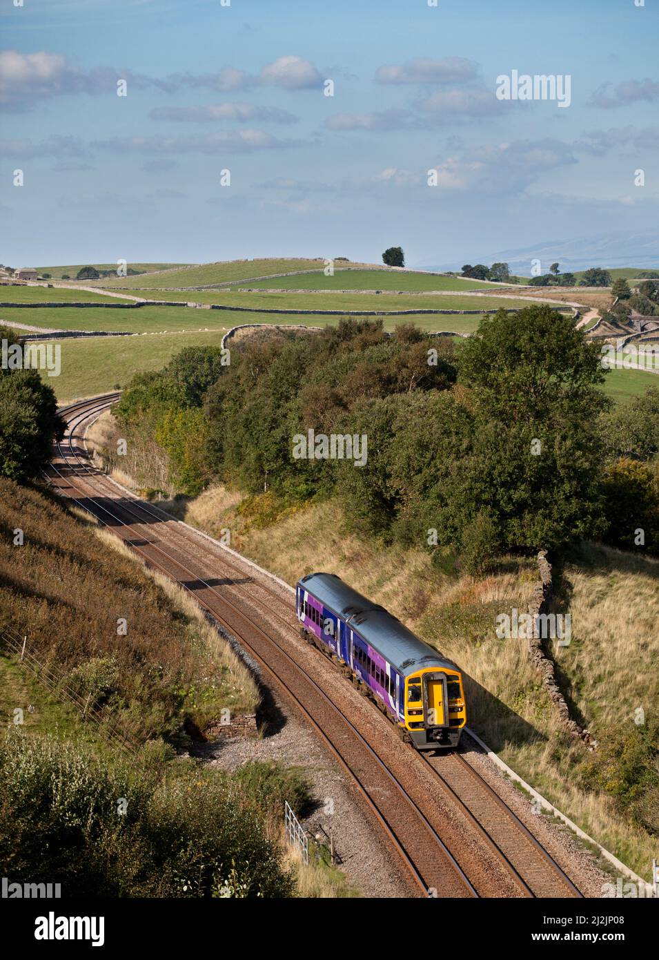Northern Rail classe 158 treno sprinter espresso 158855 nel taglio al tunnel Birkett sulla scenografica linea ferroviaria Carlisle a Cumbria Foto Stock
