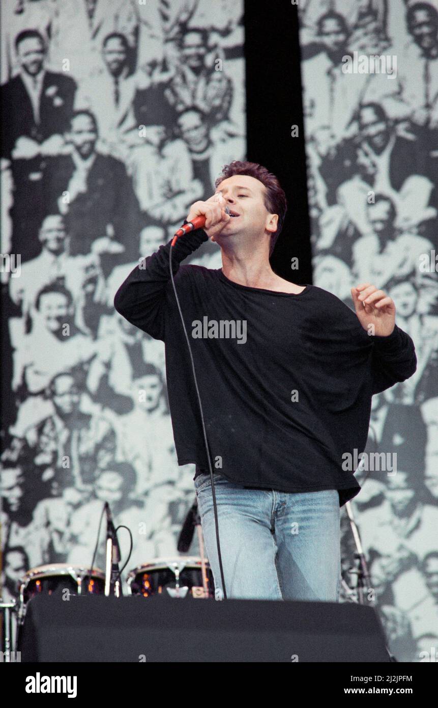 Jim Kerr, cantante con il gruppo Simple Minds, si esibisce al concerto Nelson Mandela 70th Birthday Tribute. Wembley Stadium, Londra, 11th giugno 1988. Foto Stock