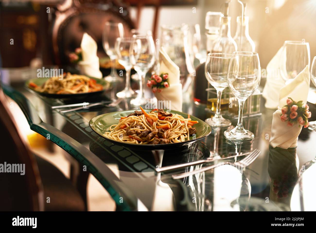 Per l'amore del cibo. Portata di un delizioso piatto servito a casa. Foto Stock