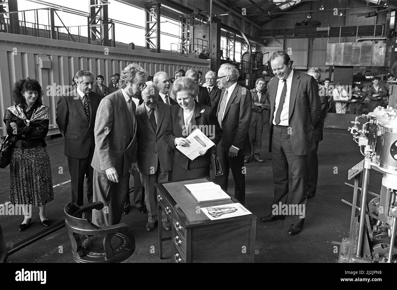 Il primo Ministro Margaret Thatcher visita Harker e Son a Stockton. 12th settembre 1987. Foto Stock