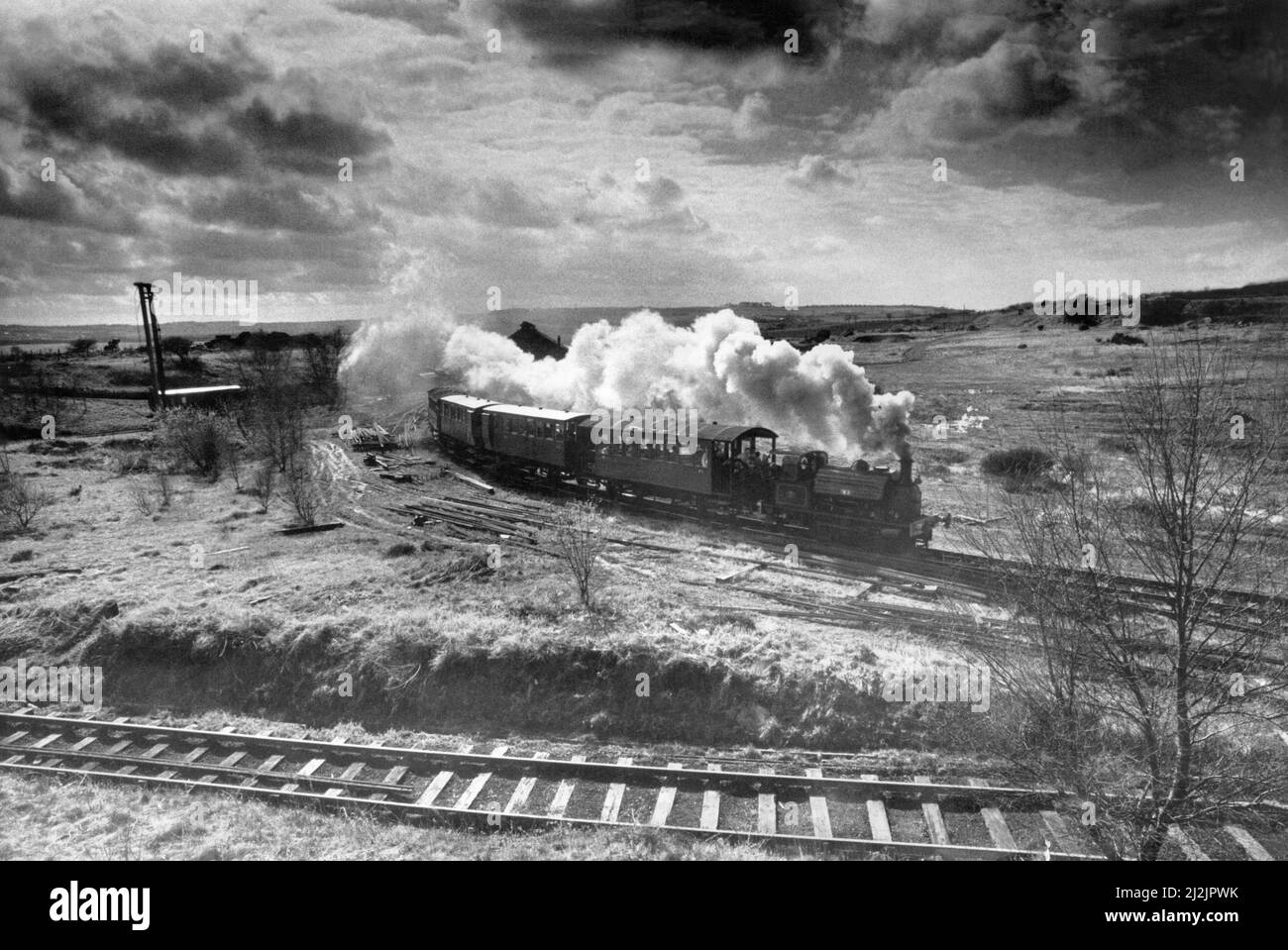 Un treno a vapore che attraversa la campagna sulla ferrovia di Tanfield il 3rd aprile 1988 Foto Stock