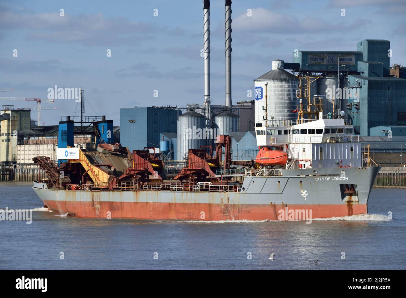 La CITTÀ di Londra di Dredger passa il molo Tate & Lyle Thames Refinery a Londra Foto Stock