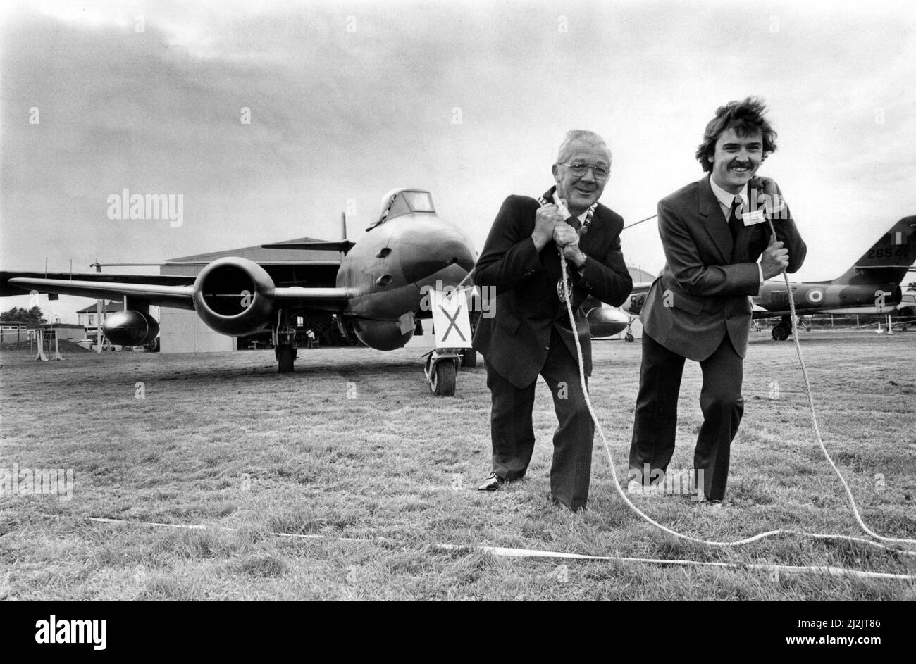 Il consigliere Les Mann, vice sindaco di Sunderland e direttore del museo degli aerei nord-orientali Ian Bowes tira il Gloster Meteor F8 dal suo appendiabiti. Il personale aveva trascorso quasi 12 anni rinnovando l'aereo che ha iniziato la vita con 34 Squadron al RAF Tangmere e terminato il servizio attivo al RAF Acklington. In una fase l'aeromobile faceva parte della squadra di espositore aerobatico Evergreen della RAF. 1st Ottobre 1987. Foto Stock