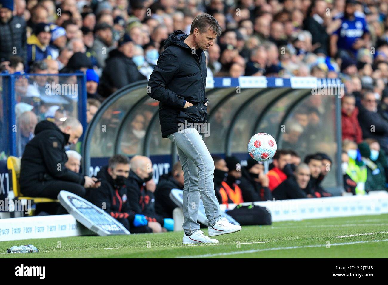 Jesse Marsch manager del Leeds United mostra le sue abilità sul campo mentre la palla esce dal gioco Foto Stock