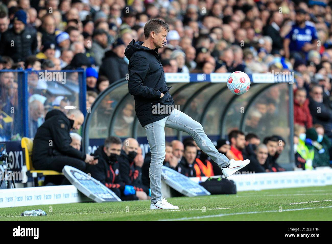 Jesse Marsch manager del Leeds United mostra le sue abilità sul campo mentre la palla esce dal gioco Foto Stock