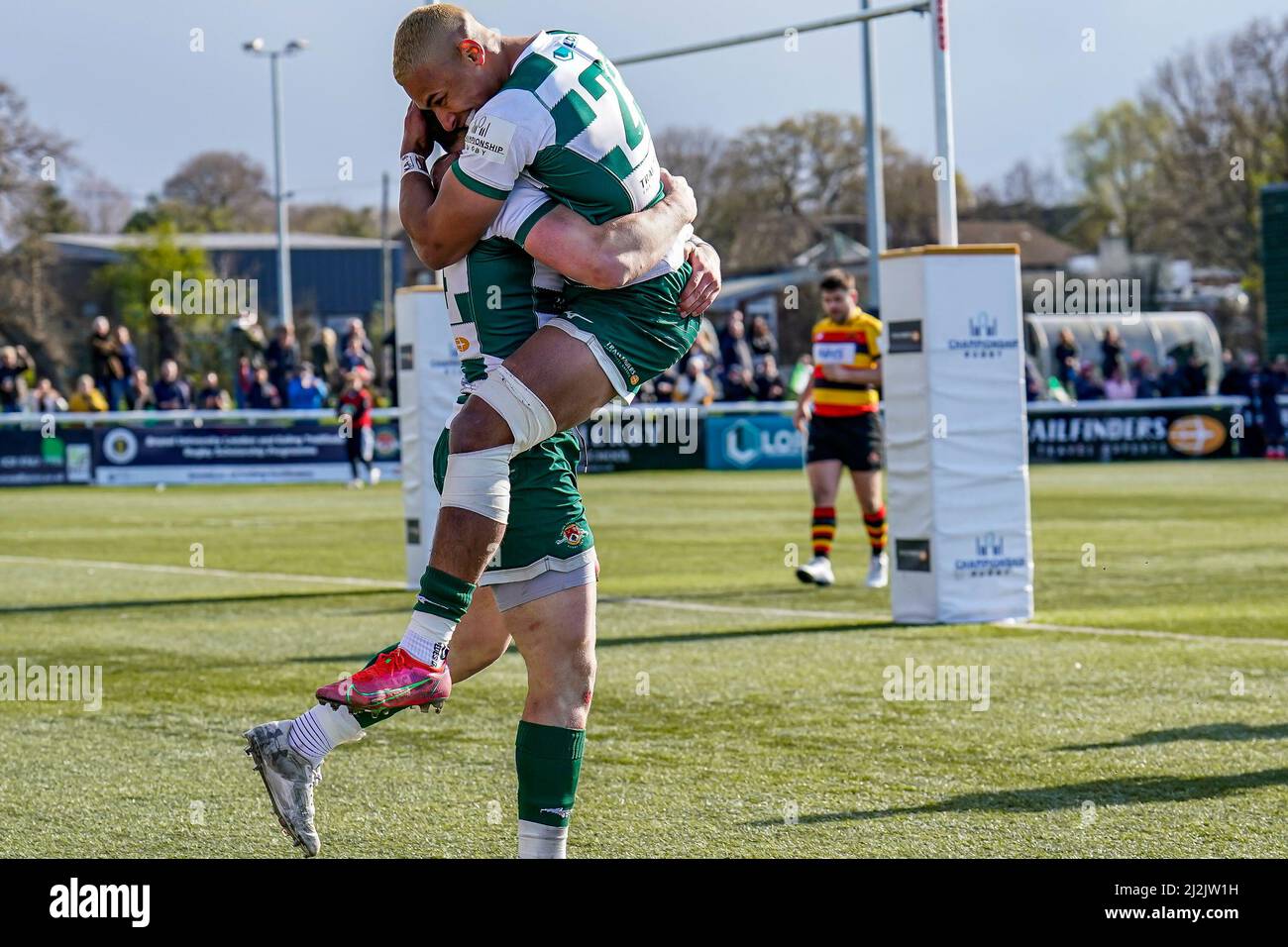 Angus KERNOHAN (14) di Ealing Trailfinders festeggia con l'UCCELLO di Reuben-TULLOCH (23) di Ealing Trailfinders dopo che ha ottenuto il suo primo tentativo durante la partita del campionato di Greene King IPA fra Ealing Trailfinders e Richmond a Castle Bar, West Ealing, Inghilterra il 2 aprile 2022. Photo by David Horn Credit: Prime Media Images/Alamy Live News Foto Stock