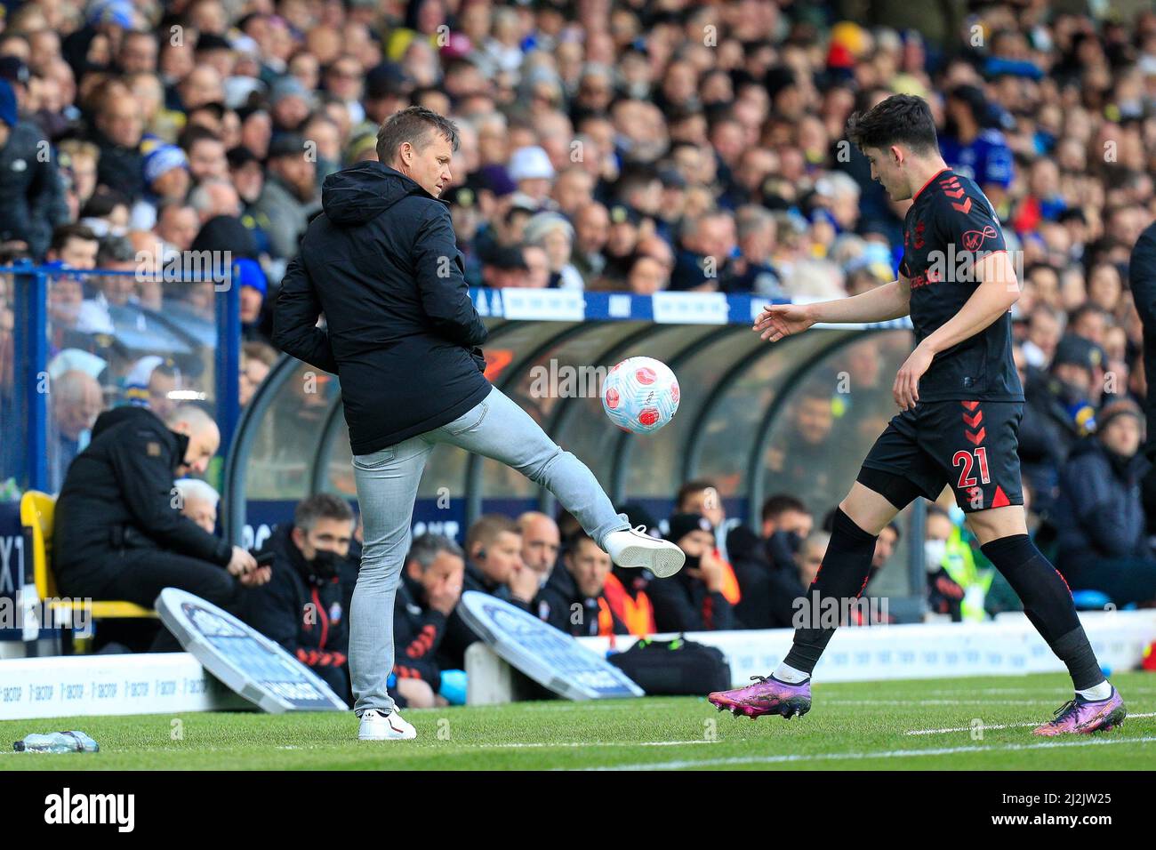 Jesse Marsch manager del Leeds United mostra le sue abilità sul campo mentre la palla esce dal gioco Foto Stock